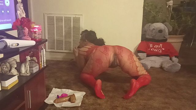 Daddy, I'm yours! Foot in mouth, ass out, squirting for you.
