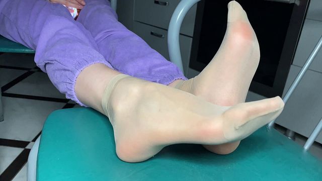 Nylon tease with flexible small feet worship