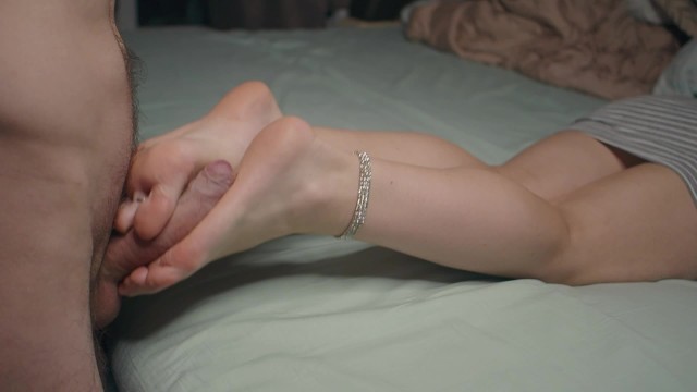 Tiny feet, big load: She gets cum on her soles
