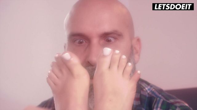 Oiled Latina soles worshipped, he can't stop rubbing her feet