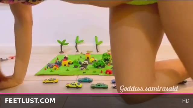 Giantess Samira Crushes City with Her Body, Masturbates on Buildings and Scratches Her Itchy Butt
