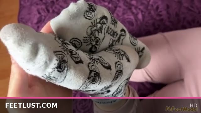 Mommy’s Sweaty Feet Worship and Creamy Climax on Her Hairy Pussy