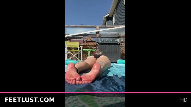 Girl Next Door Shows Off Her Ridiculously Pretty Soft Pink Wrinkled Soles in HD